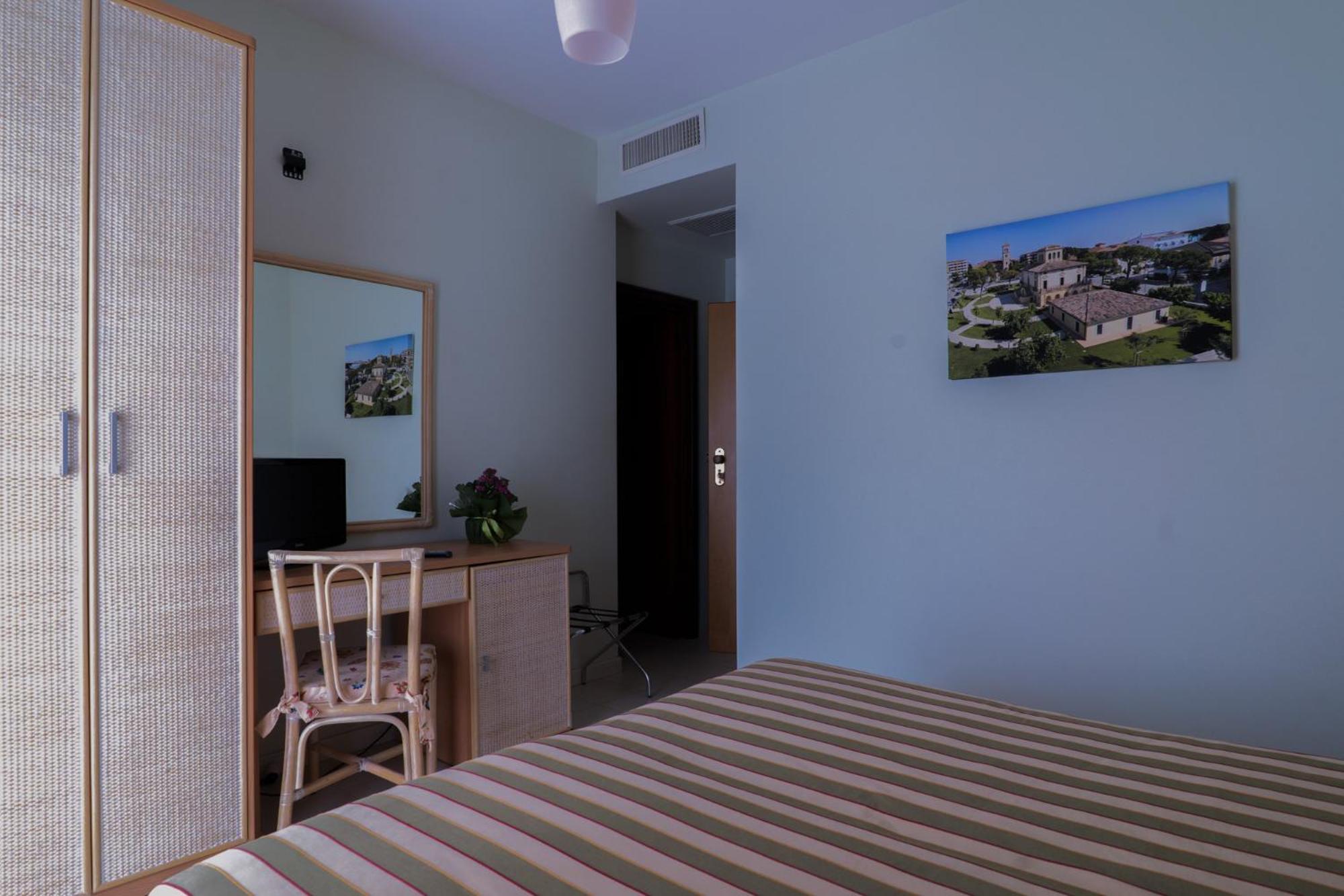Hotel Jollino Pineto Exterior photo